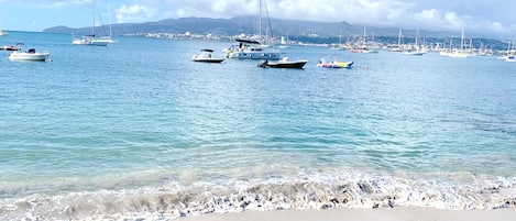 Pied dans l'eau, la plage à 10 mètres