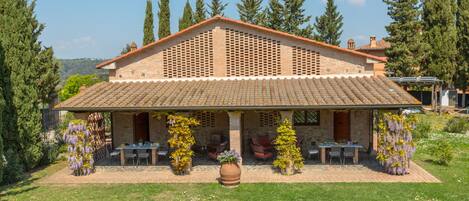 Old barn consisting of two apartments: Girasole and Melograno