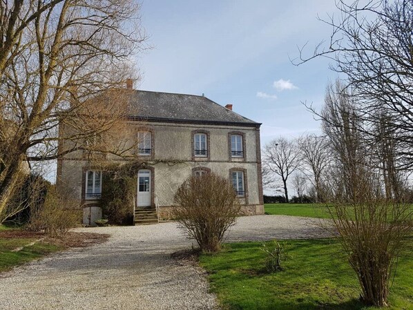 Façade maison avec parking