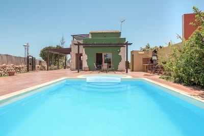 Großzügiges Ferienhaus "Casa Luis" mit WLAN, Pool, Garten und Terrasse; Parkplätze vorhanden; Haustiere erlaubt