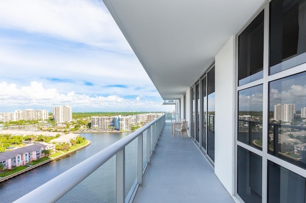 Family 3 bedroom Hyde Beach House Miami 22th floor (3437)