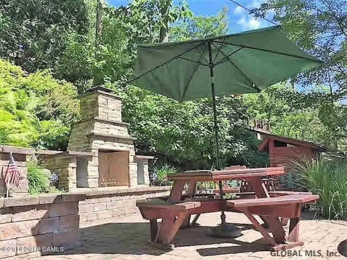 BOLTON/NORTHWEST BAY LAKEFRONT HOME WITH PRIVATE BEACH