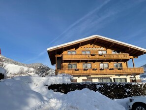Ciel, Bâtiment, Neige, Nuage, Montagne, Roue, Fenêtre, Maison, Pente