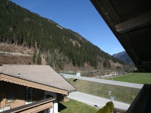 Himmel, Pflanze, Berg, Gebäude, Baum, Steigung, Holz, Biome, Landschaft, Ländliches Gebiet