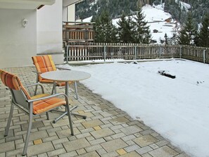 Propriété, Chaise, Patio, Meubles, Sol, Arrière-Cour, Domicile, Maison, Pièce, Surface De La Route