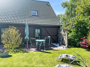 Pflanze, Eigentum, Möbel, Himmel, Baum, Schatten, Gebäude, Grundstueck, Gras, Hütte