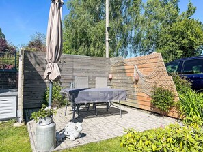 Pflanze, Baum, Himmel, Schatten, Gartenmöbel, Holz, Wohngebiet, Grundeigentum, Gras, Landschaft