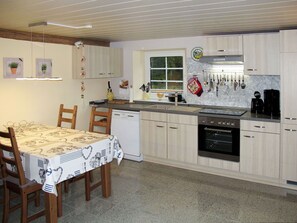 Cabinetry, Countertop, Eigentum, Möbel, Spüle, Holz, Küche, Schublade, Interior Design, Sinken
