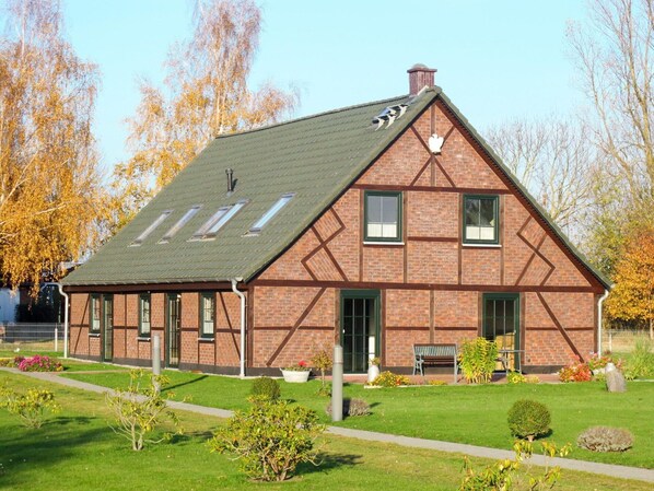 Pflanze, Himmel, Gebäude, Fenster, Eigentum, Haus, Holz, Baum, Grundstueck, Natürliche Landschaft