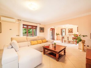 Möbel, Interior Design, Couch, Flooring, Fussboden, Decke, Wohnzimmer, Zimmer, Tabelle, Zuhause