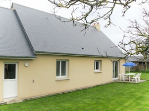 Pflanze, Gebäude, Fenster, Himmel, Haus, Die Architektur, Grundstueck, Gras, Holz, Baum