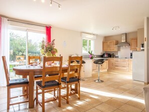 Tabelle, Eigentum, Cabinetry, Gebäude, Dishware, Holz, Countertop, Interior Design, Geschirr, Küchengerät