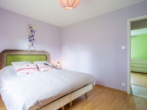 Tabelle, Eigentum, Cabinetry, Gebäude, Dishware, Holz, Countertop, Interior Design, Geschirr, Küchengerät