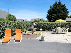 Plante, Meubles, Ciel, Table, Chaise, Nuage, Surface De La Route, Arbre, Mobilier De Jardin, Ombre