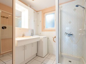 Mirror, Plumbing Fixture, Tap, Sink, Building, Bathroom Sink, Window, Bathroom, Shower Head