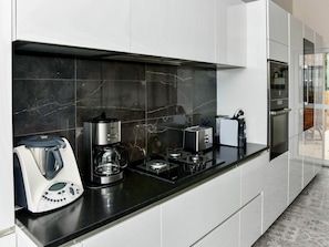 Comptoir, PiÚce, Cabinetry, Cuisine, Propriété, Tuile, Design Intérieur, Meubles, CuisiniÚre, Noir Et Blanc