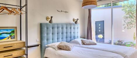 Meubilair, Eigendom, Comfort, Cabinetry, Azure, Gebouw, Blauw, Hout, Bed Frame, Interieur Ontwerp