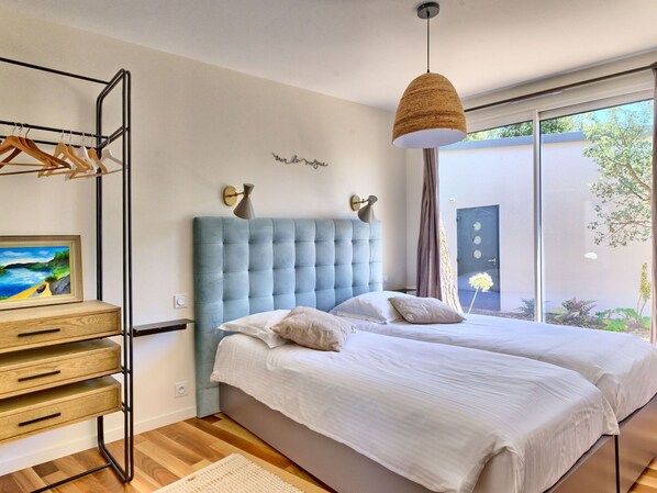 Meubles, Propriété, Confort, Cabinetry, Bleu Azur, Bùtiment, Bleu, Bois, Cadre De Lit, Design Intérieur