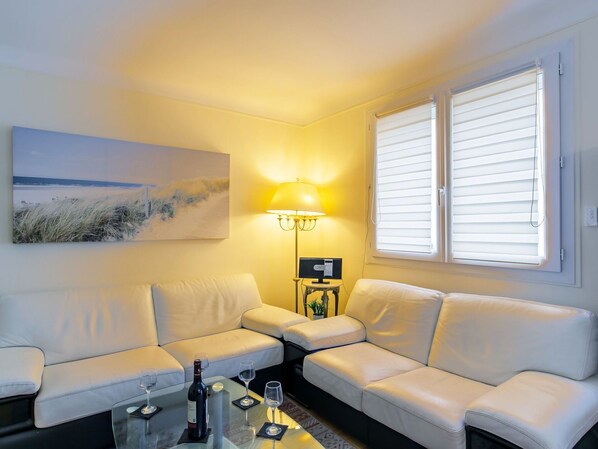 Building, Window, Comfort, Wood, Television, Living Room, Interior Design, House, Couch, Floor