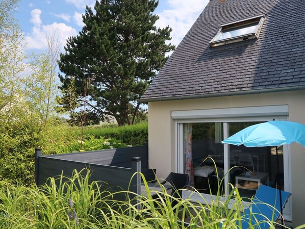 Property, House, Home, Cottage, Real Estate, Roof, Grass, Yard, Siding, Building