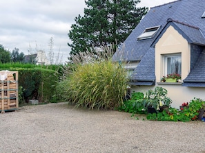 Pflanze, Fenster, Himmel, Wolke, Grundstueck, Gebäude, Baum, Vegetation, Gras, Blume