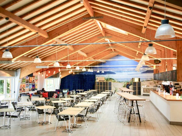 Möbel, Tabelle, Stuhl, Beleuchtung, Schatten, Interior Design, Fussboden, Holz, Gebäude, Grundeigentum