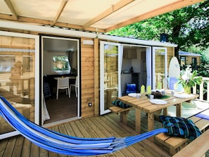 Möbel, Eigentum, Tabelle, Holz, Fenster, Pflanze, Baum, Beleuchtung, Interior Design, Gebäude