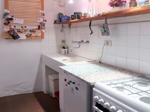 Eigentum, Sinken, Zapfhahn, Cabinetry, Spüle, Küche, Interior Design, Gebäude, Beleuchtung, Armatur