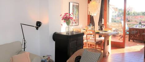 Table, Furniture, Property, Flower, Building, Plant, Houseplant, Interior Design, Wood, Window