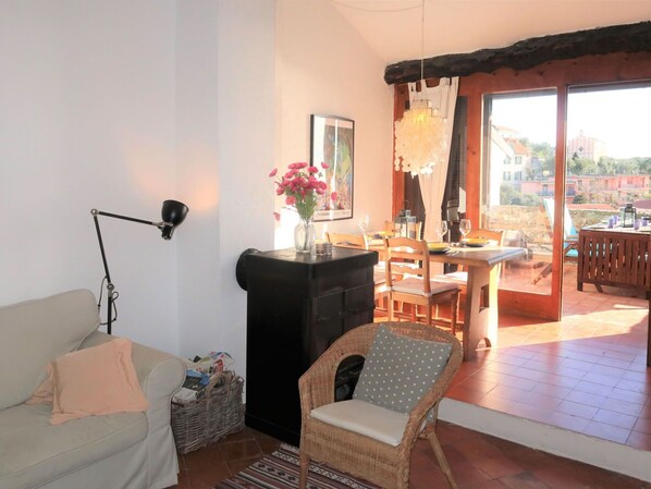 Tabelle, Möbel, Eigentum, Blume, Gebäude, Pflanze, Zimmerpflanze, Interior Design, Holz, Fenster