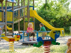 Pflanze, Baum, Rutsche, Spielplatz, Freizeit, Spass, Sommer, Erholung, Spielmittel, Gras