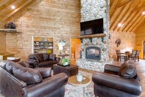 Living Room | Central A/C & Heating | Smart TV | Free WiFi