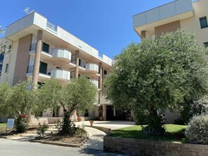 Plant, Sky, Building, Daytime, Window, Urban Design, Tree, Vegetation, Land Lot, Condominium