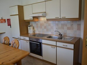 Spüle, Sinken, Cabinetry, Zapfhahn, Countertop, Möbel, Küche, Holz, Interior Design, Armatur