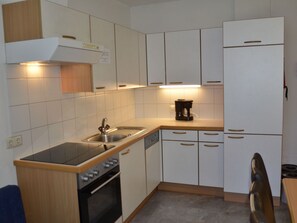 Cabinetry, Spüle, Eigentum, Countertop, Sinken, Herd, Küche, Zapfhahn, Küchengerät, Haushaltsgerät