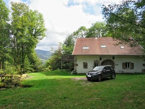 Cloud, Plant, Sky, Building, Vehicle, Wheel, Car, Window, Tree
