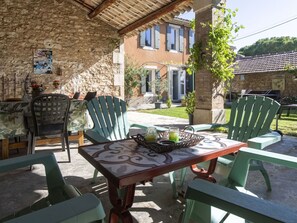Gebäude, Pflanze, Möbel, Tabelle, Fenster, Tisch Im Freien, Gartenmöbel, Schatten, Interior Design, Blumentopf