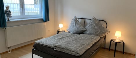 Ferienwohnung Stella mit Sauna und sonnigem Garten in ruhiger Lage-Schlafzimmer