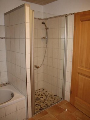 Ferienwohnung 70 qm, 2 Schlafzimmer, bis 4 Personen-Badezimmer Dusche