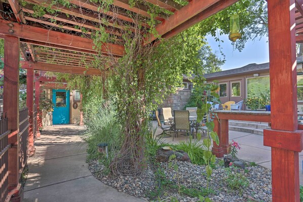 Come stay at this secluded studio in Boise!