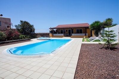 Ruhige Villa Vista Malpei mit großem Pool, Whirlpool, Terrasse, Garten und WLAN; Parkplätze vorhanden