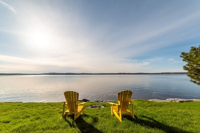 Luxury Cottage on Rice Lake with Picturesque Views and year round activities. 