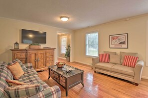 Living Room | Smart TV | Central Heating & A/C | Pool Table