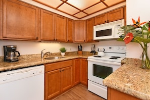 Royal Kahana 1020 kitchen 1