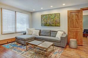 Furniture, Indoors, Room, Living Room, Rug