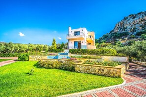 The villa's wonderful lawn garden with flower beds!