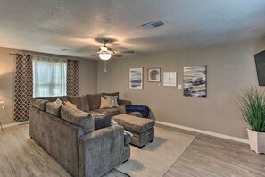 Living Room | Free WiFi | Roku TV | Central A/C & Heat