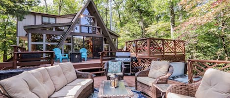 Spacious Outdoor Entertaining Space!