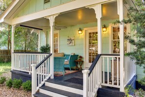 Covered Front Porch w/ Seating
