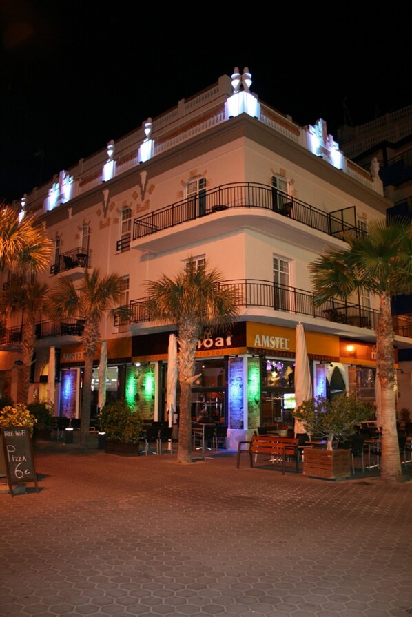 Fachada do alojamento (tarde/noite)